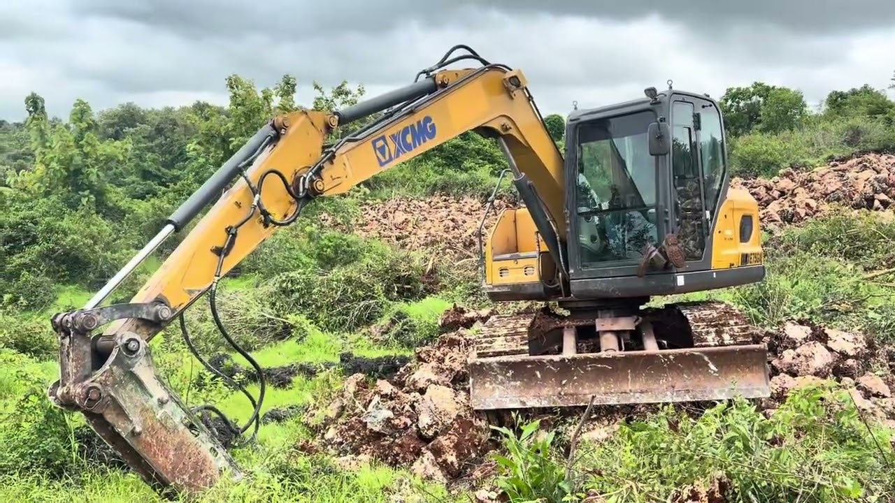 Meratakan batu gunung untuk di jadikan lahan sawa