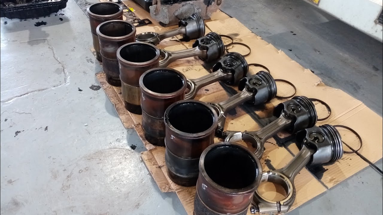 Renewing pistons and liners on Mercedes Actros MP4/ Detroit Diesel DD15 engine... 