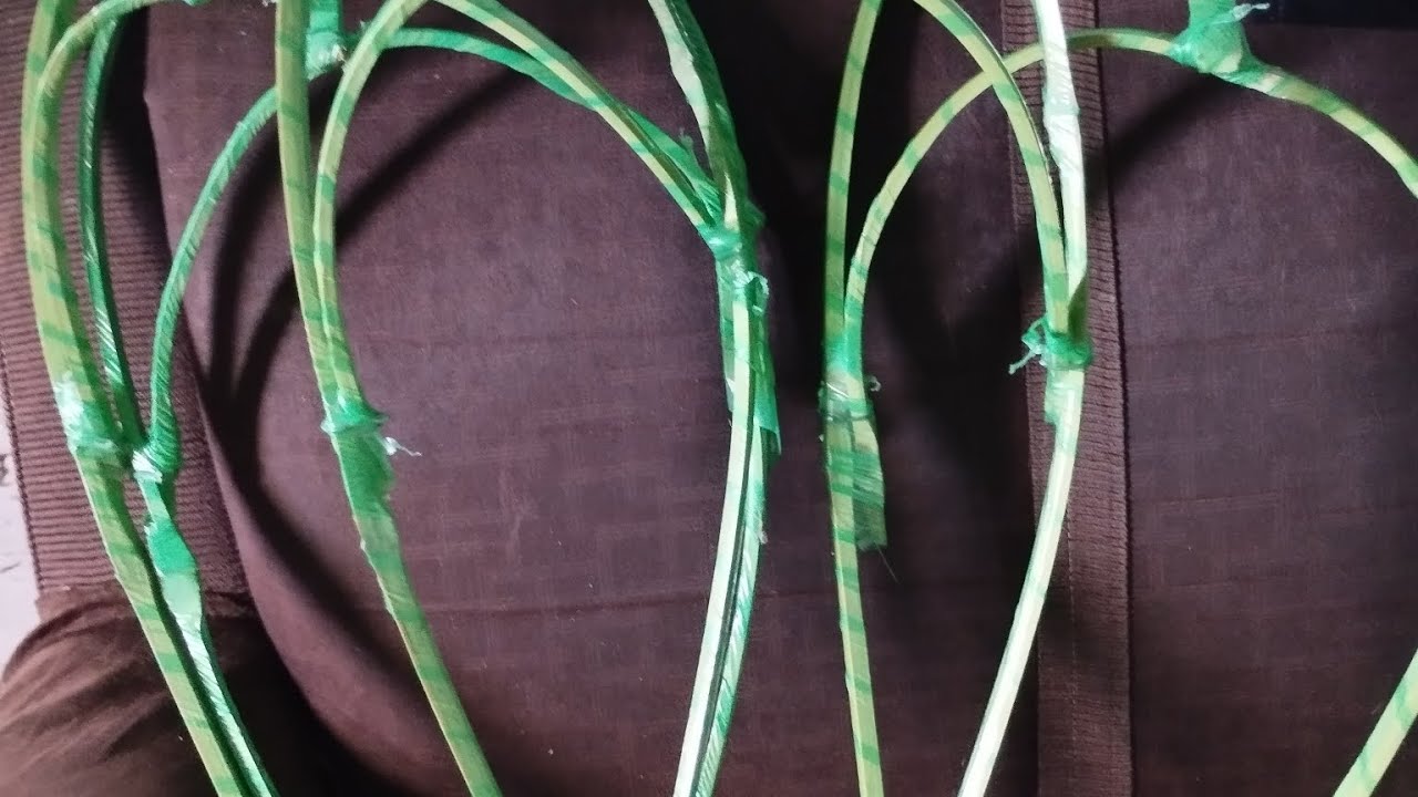 enseñando cómo hacer  aros para coronas