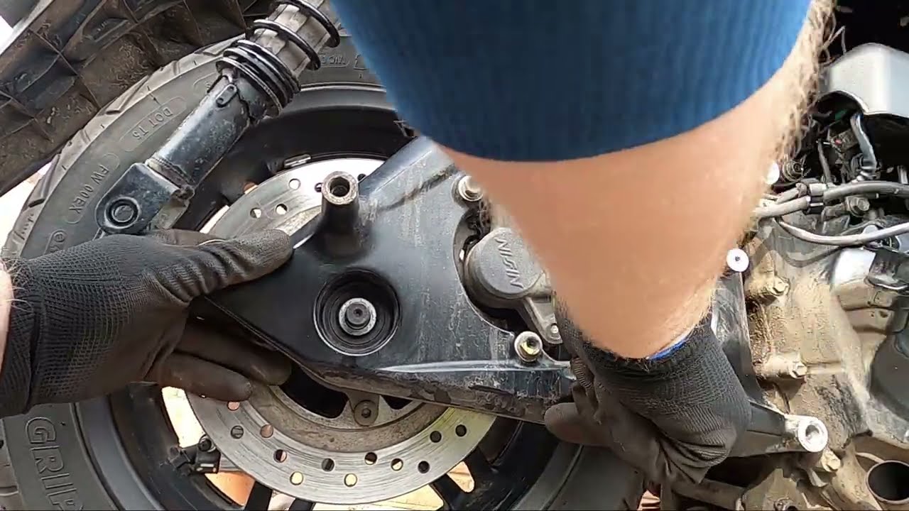 СНЯТЬ ЗАДНЕЕ КОЛЕСО - HONDA FORZA