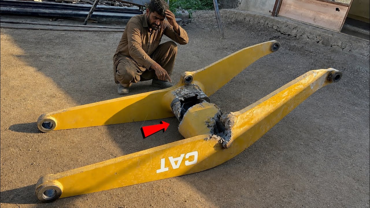 Caterpillar Loader Boom Snapped in Half – Pakistani Experts Repaired It Like New!”