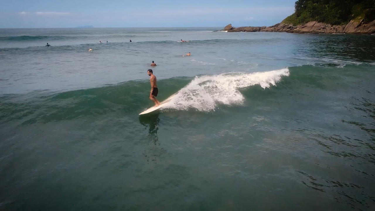 Boas ondas e cenário paradisíaco no canto mágico da praia da Baleia