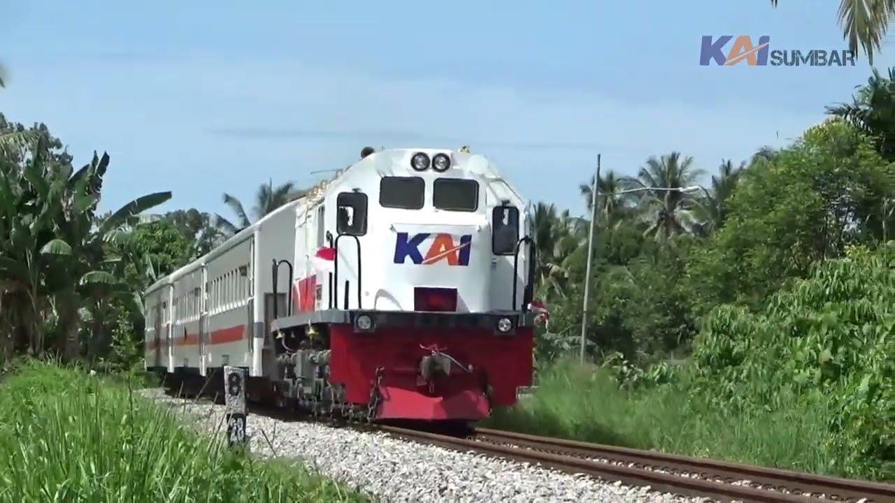LOKOMOTIF CC 201 83 36 MELEWATI FLY OVER TOL PADANG SICINCIN
