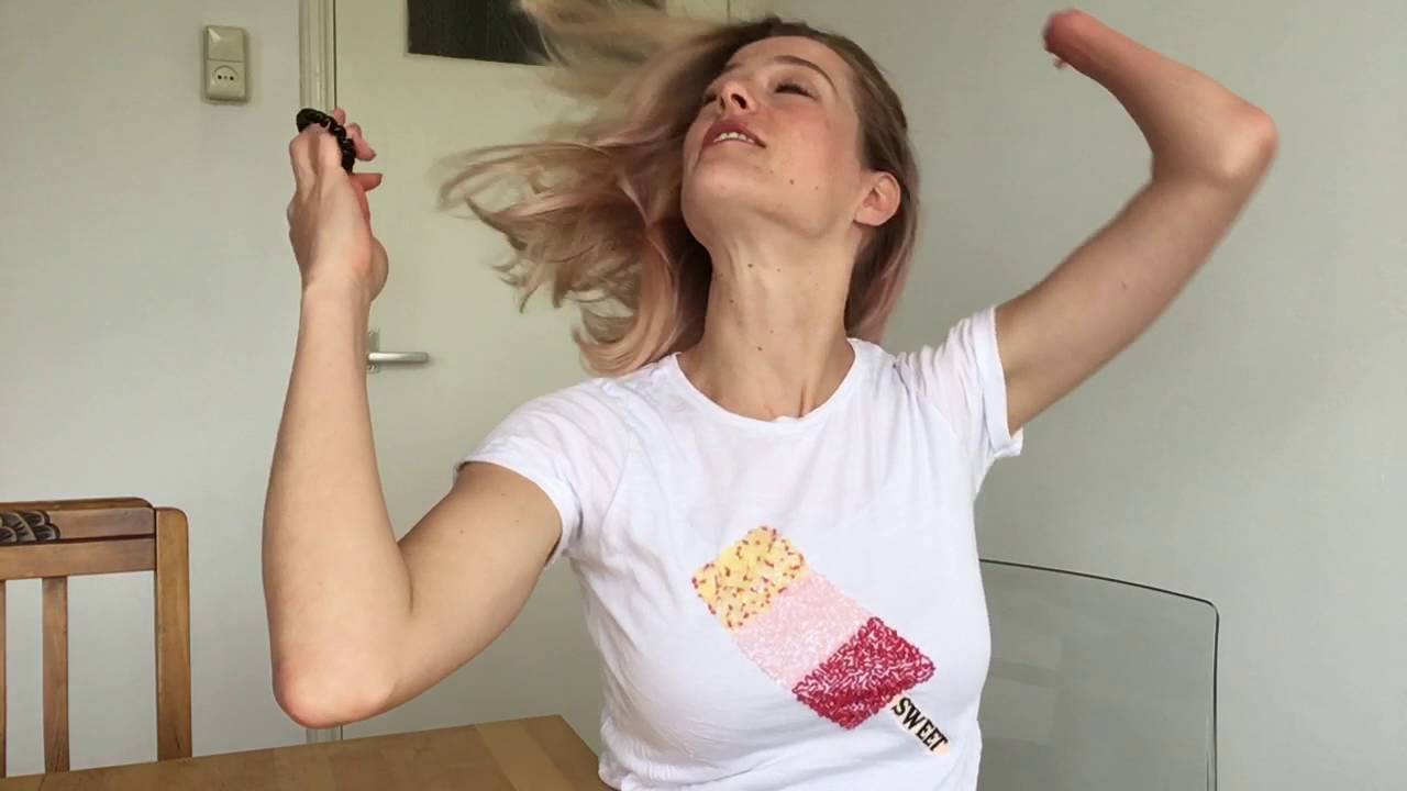 How to do your hair with one hand!
