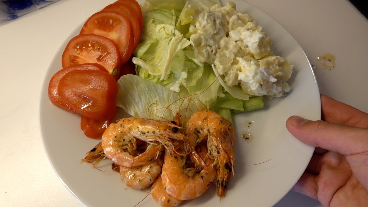 budget food gekookte garnalen marineren en opeten met gesuikerde aardappelsla  :