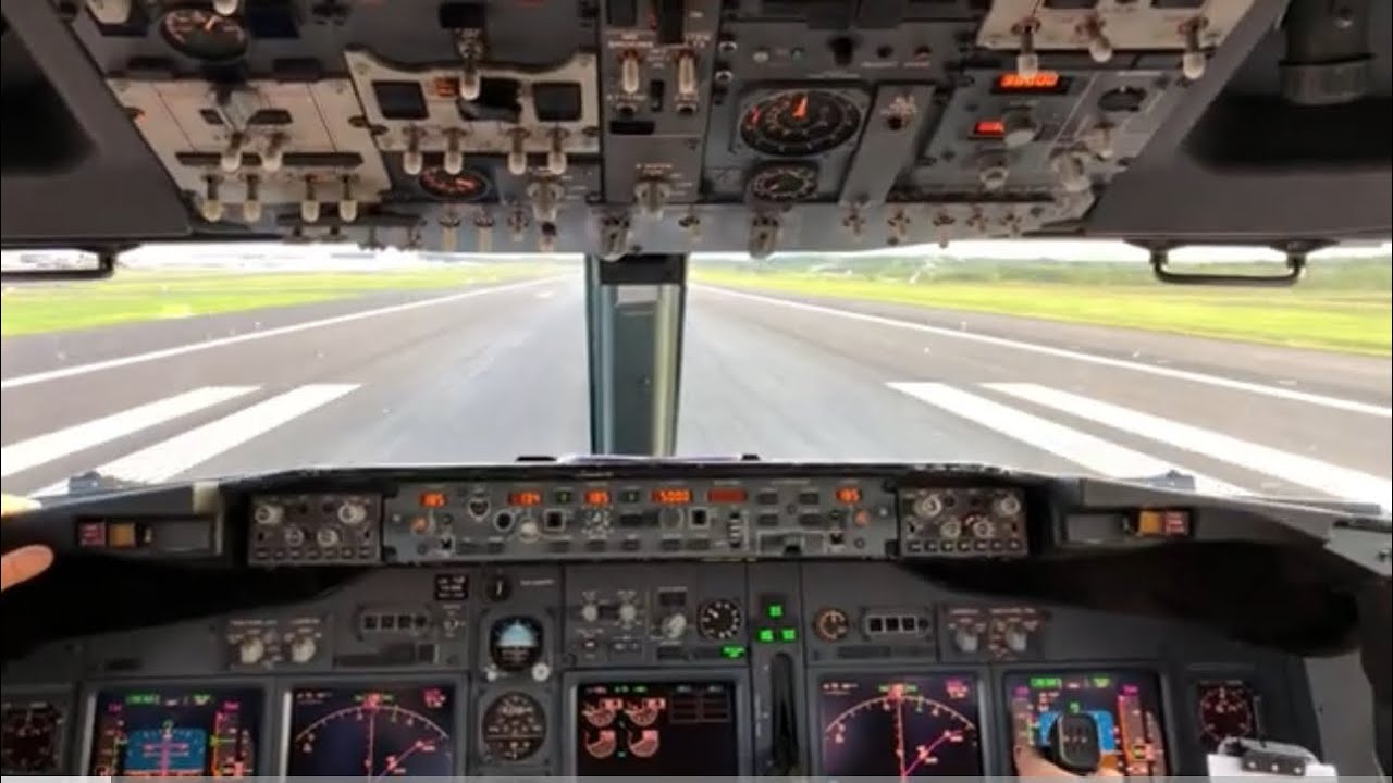 Cockpit View - SAS flight from Stockholm to Östersund - Take off with a Boeing 737-700  #aviation