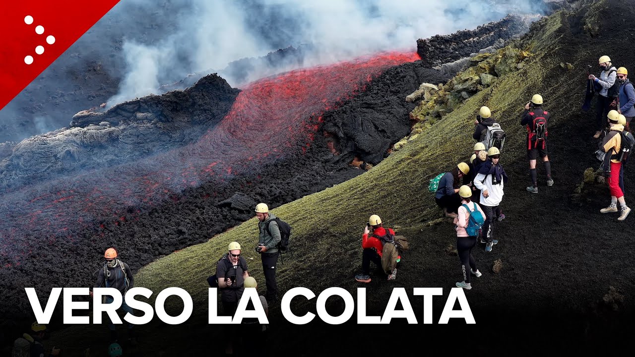Etna in attività, trekking con gli escursionisti verso la colata lavica a quota 3000 metri