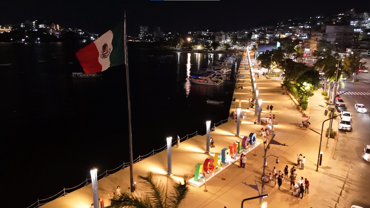 Acapulco de noche | Zocalo iluminado y vida nocturna
