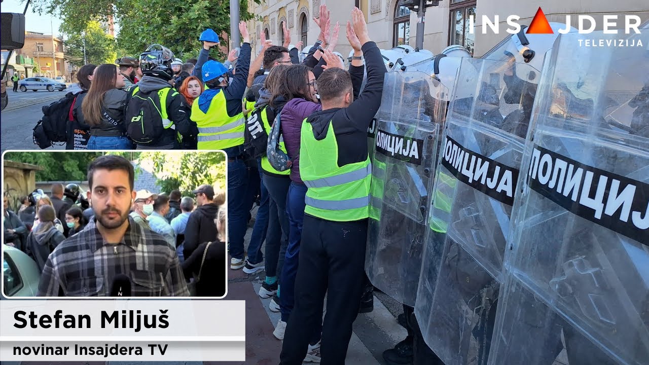 Pripadnici žandarmerije obezbeđuju zgradu suda u Novom Sadu gde traje blokada