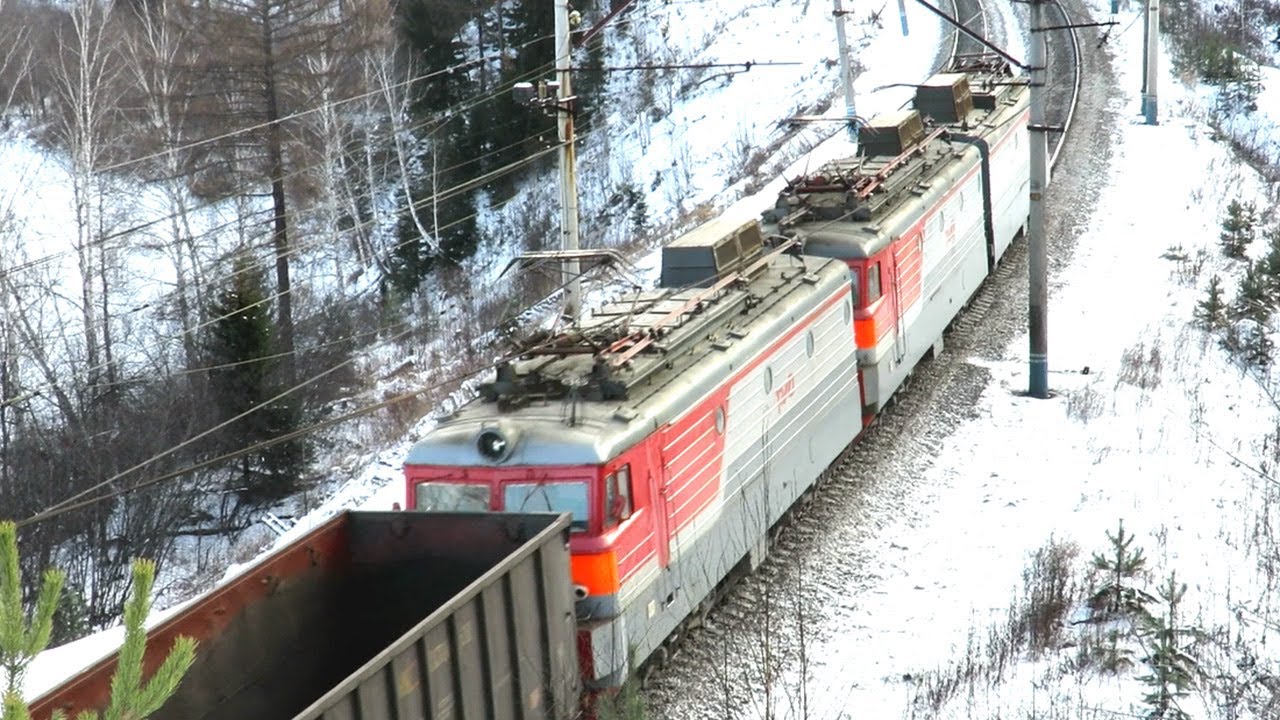 Тройник СМЕ ВЛ11-304/303Б с грузовым поездом