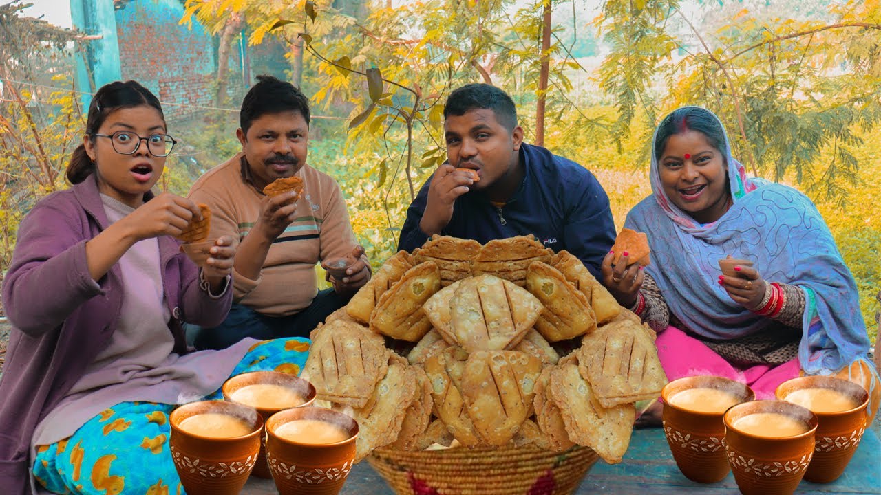 पूरे परिवार ने मिलकर खाया गरमा-गरम चाय के साथ ऐसी खस्ता परतदार मठरी खाकर मजा आ जायेगा