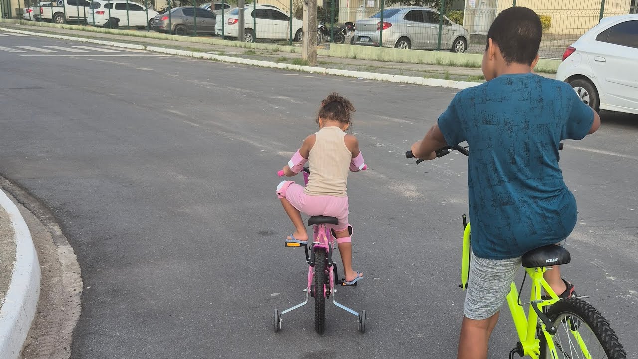 Passeando com as crianças de bicicleta pelo bairro em Ipojuca.