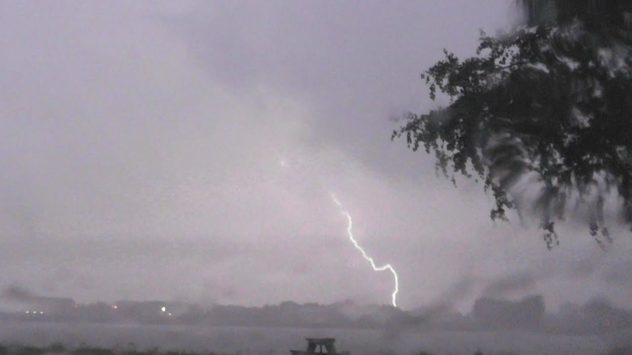 Flinke onweersbui met zware regen en hagel trekt over Rozenburg ZH en omgeving! - 12/08/2019