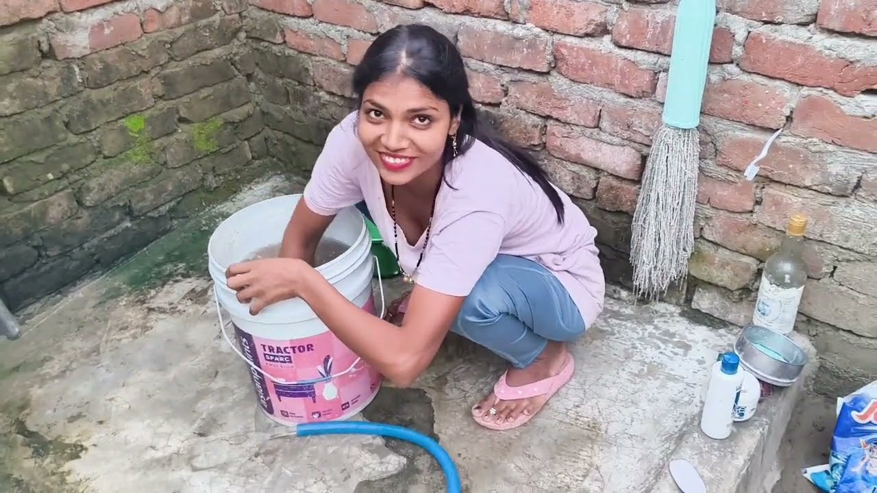 दोस्तों आटा खत्म हो गया है गेहूं धो रही हूं