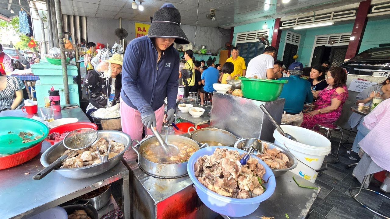 Tiệm bún bò bà Tuyết 30 năm sầm uất khách, phải trả tiền trước khi ăn, quán chật cứng ngắt