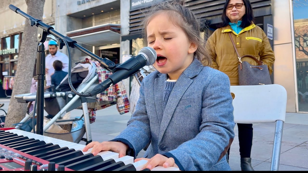 4-year-old MELTS EVERYONE'S HEARTS singing 