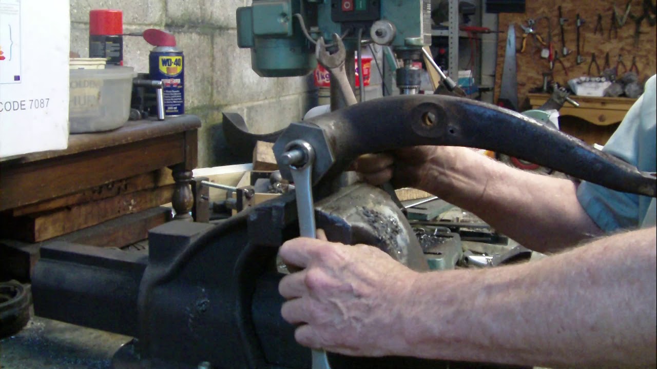 Citroen CX special tools. Repairing the front top suspension arm, installing bearing cups.