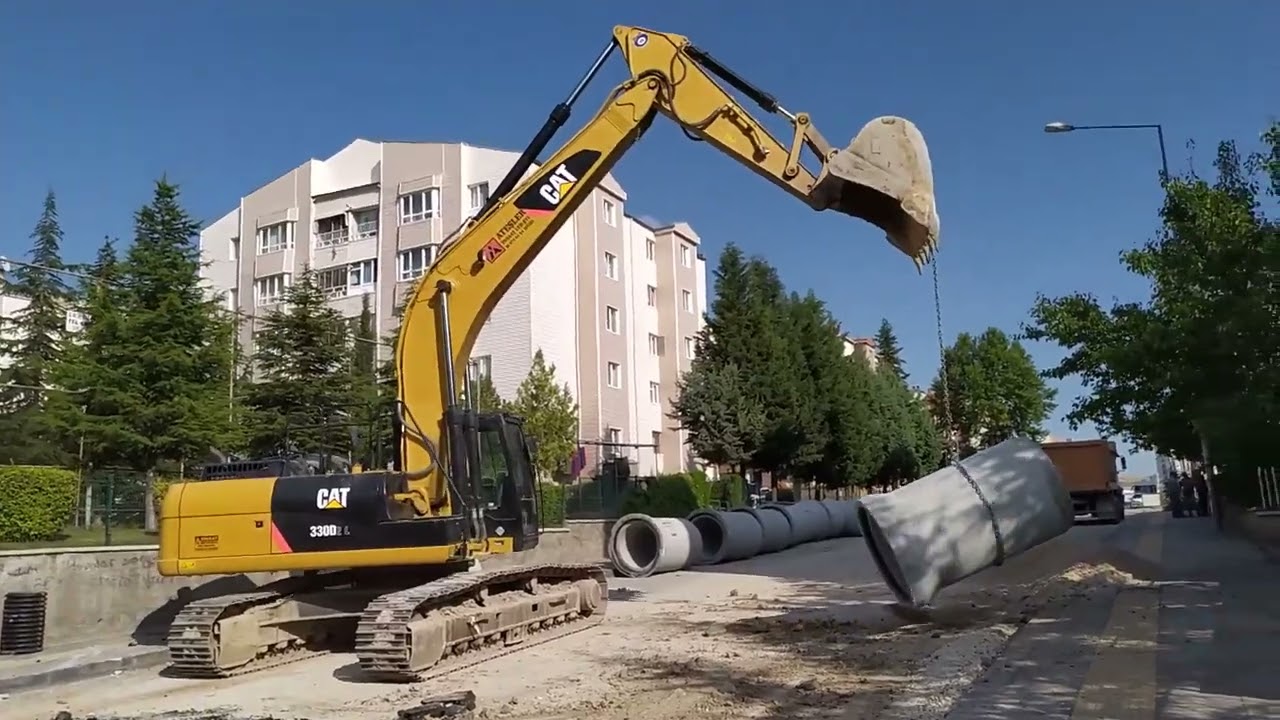 CAT Excavator Trenching.. NO Trench BOX NO Safety!