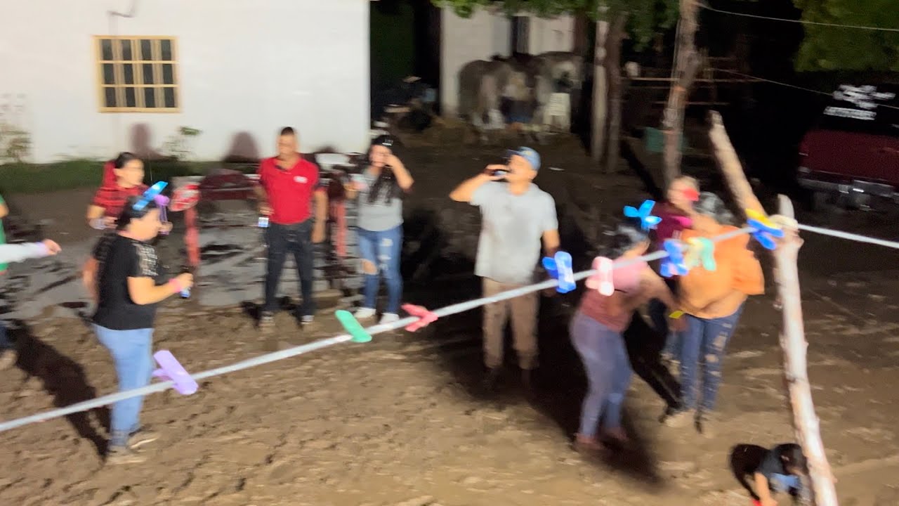 La fiesta de la esposa d e mariskero no la impidió la tormenta en el lodo la bailaron con la banda