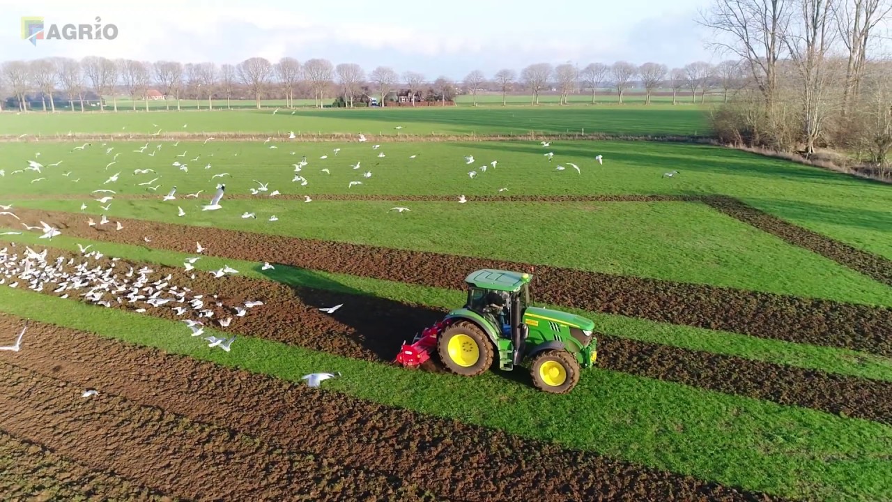 Grasland scheuren met John Deere 6150 R en Maschio frees