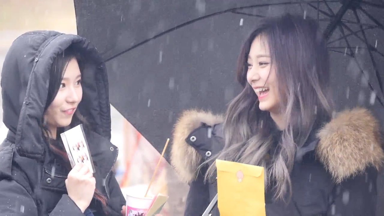 161126 트와이스 (TWICE) 첫눈내리는 미니팬미팅 Mini FanMeeting [쯔위,사나] Tzuyu,Sana 직캠 Fancam (상암프리즘타워 앞공원) by Mera