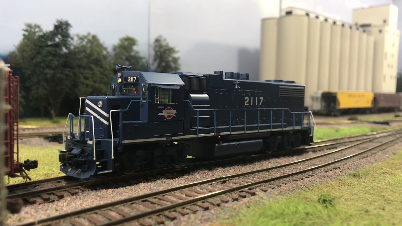 MP Extra 2117 does some switching at the HO 20th Street switching layout!
