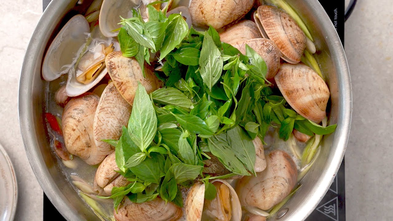 Steamed Clams with Thai Basil  & Lemongrass (Nghêu Hấp Sả Lá Quế)