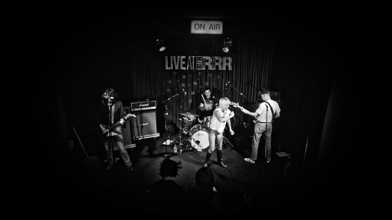 Amyl and The Sniffers &ndash; 'Maggot' (Live at Triple R)