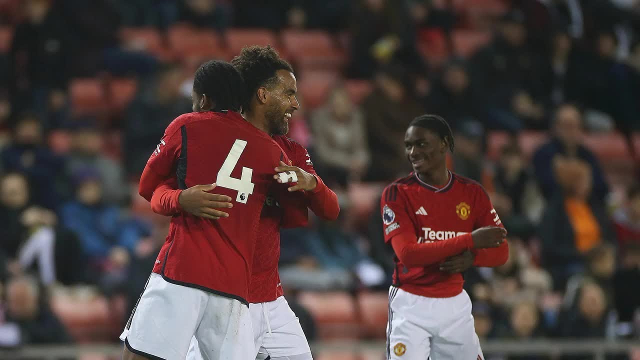 Forgotten former England star, 37, becomes unemployed after release by Man Utd