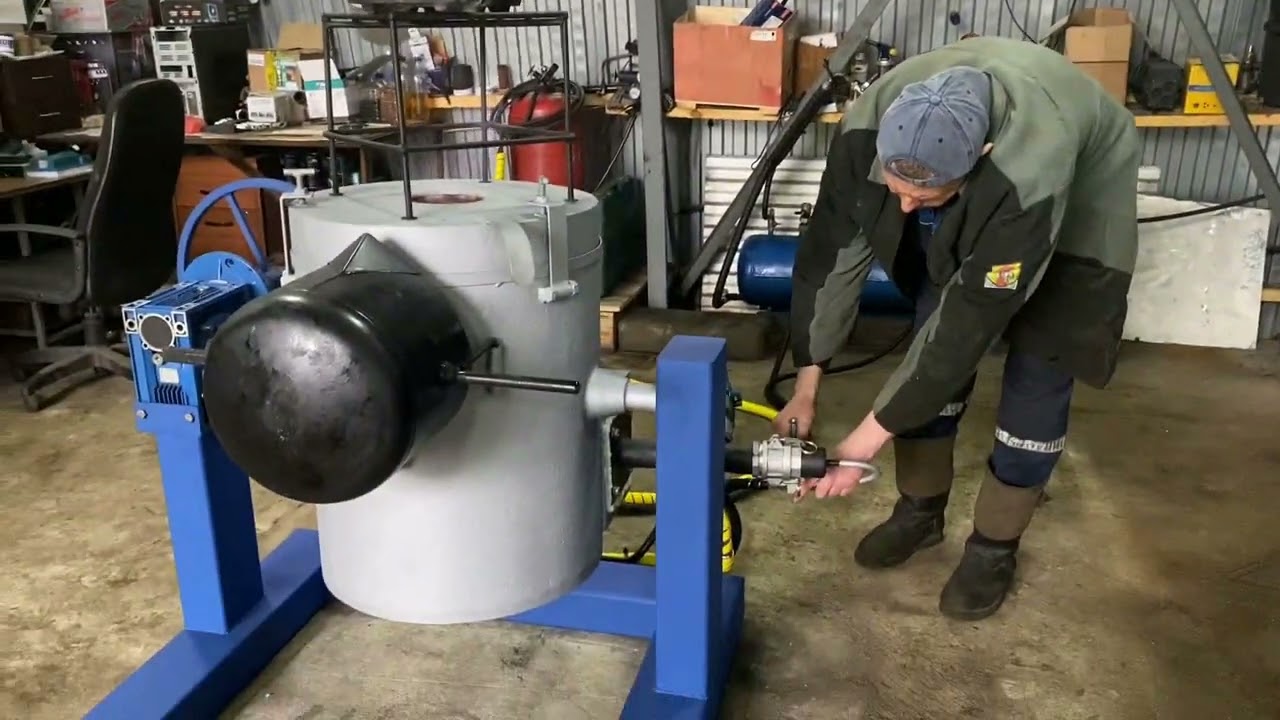 Плавка чугуна в инновационной плавильной печи TITAN-30.