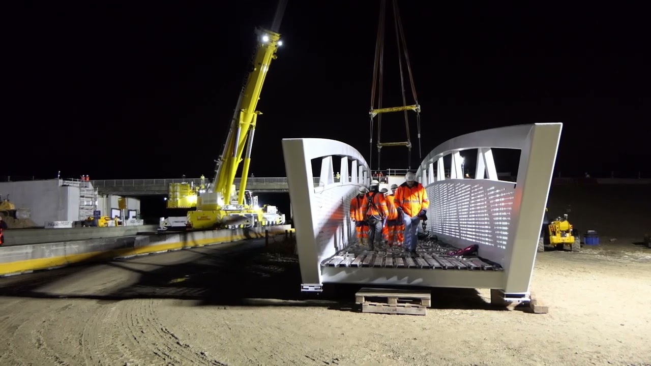 Pose de la passerelle piétonne et cyclable au-dessus de l'A4