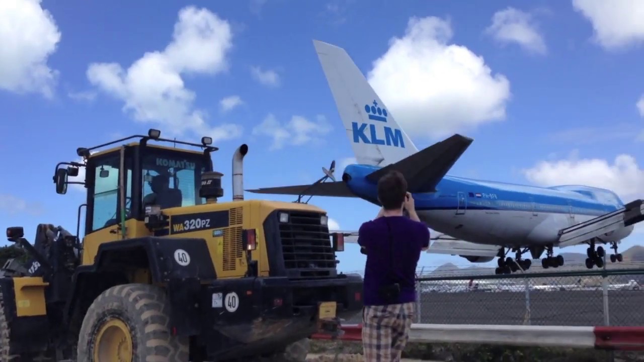 Amazing! Crazy low 747 approach in St. Maarten!!!