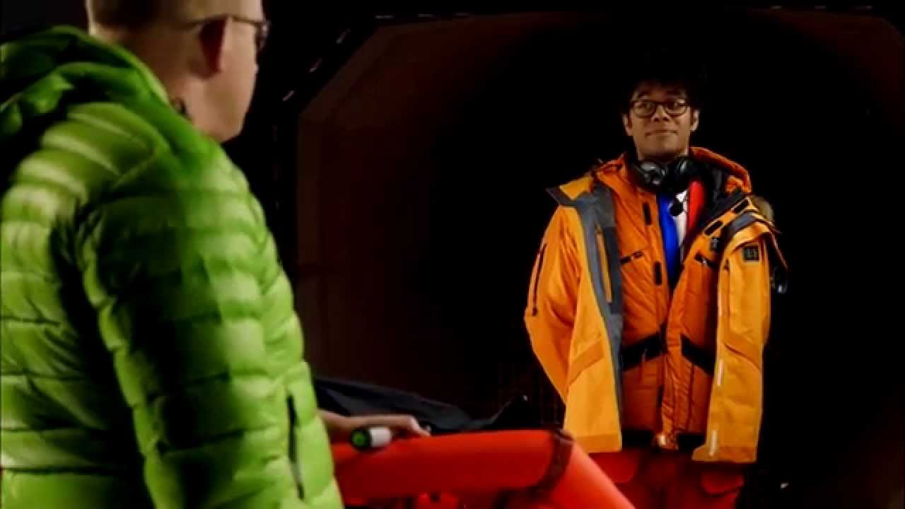 Tim Vine & Richard Ayoade battle wind - Gadget Man S03E01 Weather