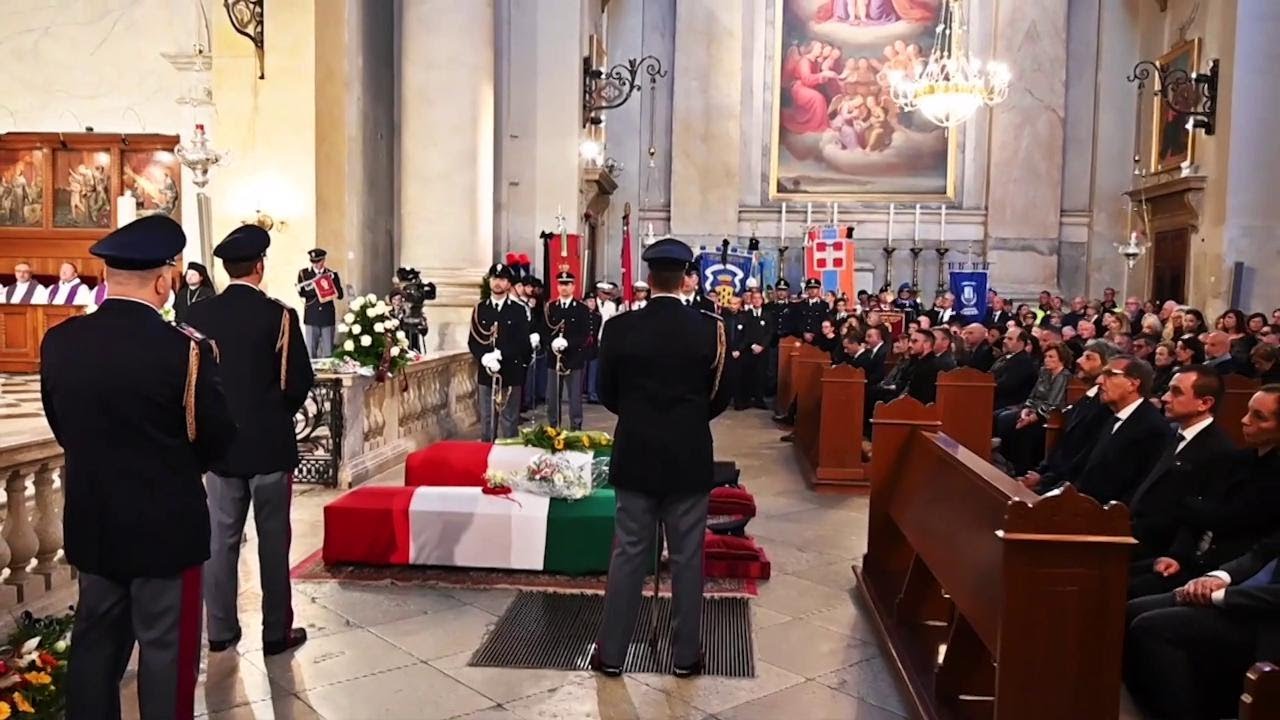 Trieste, folla ai funerali dei due agenti uccisi: la commozione del questore e della città
