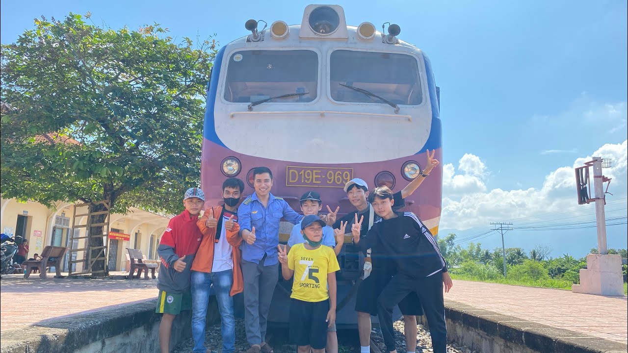 Our new VLOG! Jump on freight train to go to travel! Chúng mình đã đu toa hàng miễn phí và cái kết!