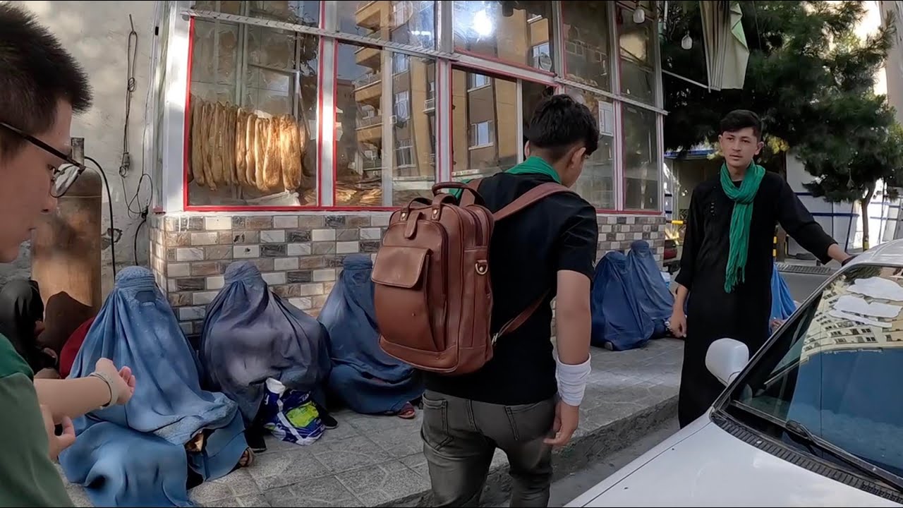 單親媽媽淩晨4點出門步行2個小時,席地蹲坐爲了能收到幾片馕,孩子壹天能有口飯吃,這壹幕讓人無比心酸