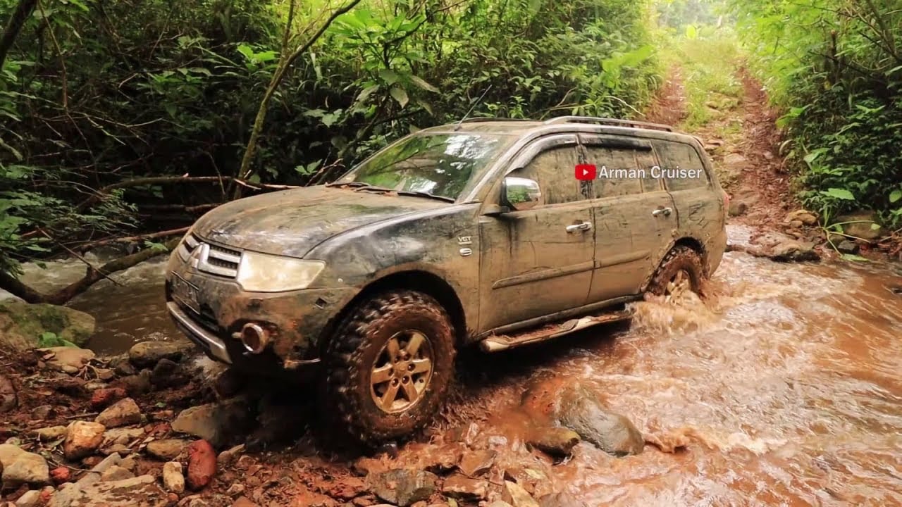 Pajero Matic off road menembus hutan di subang