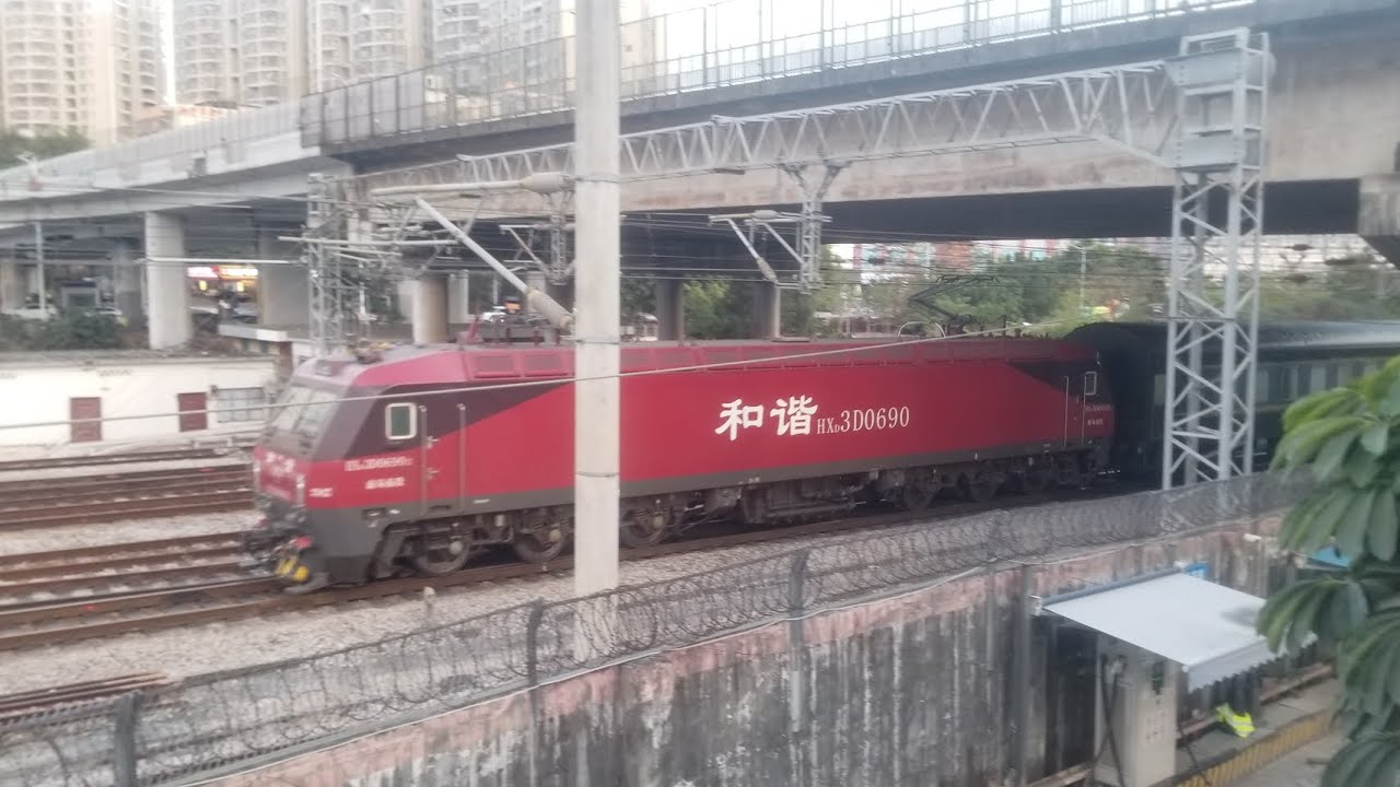 CRH1A-1011 C7007次(廣州東站-深圳站)+CRH6A-4133 C8072次(深圳站-廣州白雲站)通過深圳東站+HXD3D 0690+25G 牽引K92次(深圳東站-南通站)駛離深圳東站