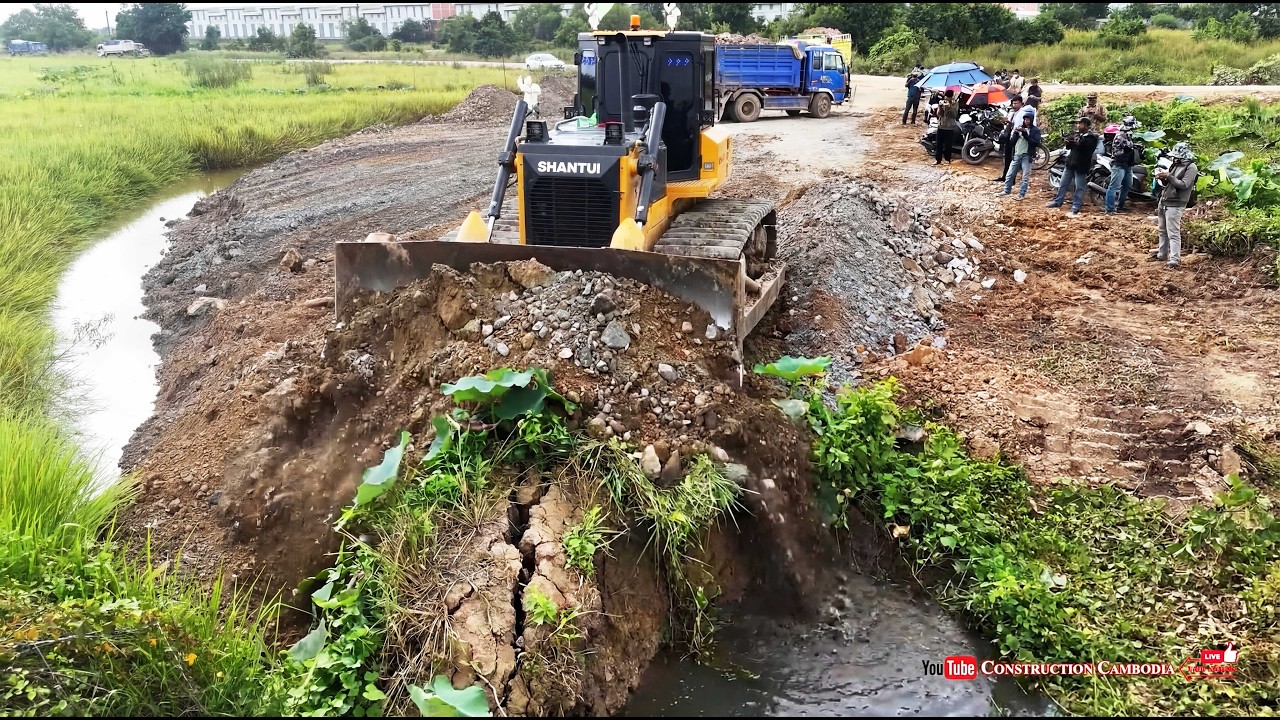 Nicely Landfill Operations for Flood-Prone Areas Using Shantui DH17C3 Bulldozer & 25-Ton Dump Trucks