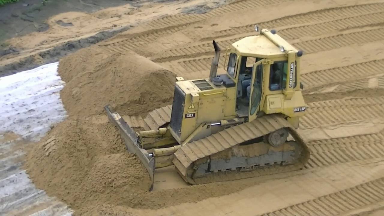 Cat D4H LGP spreading sand part 1