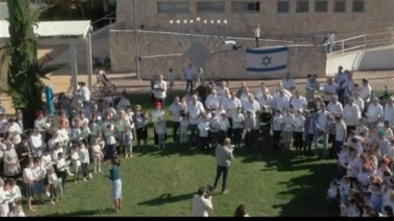 מחרוזת בגלל הרוח | קיבוץ חפץ חיים | שירת המןונים - וזה הקול