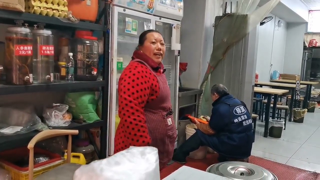 探秘西安城中村长里村，街道堪比小县城居住几万人，周边工厂林立