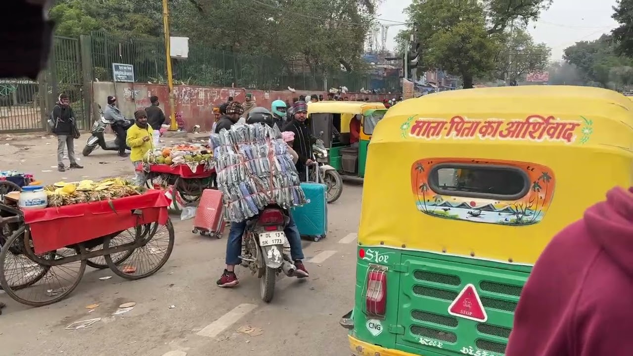 オールドデリー　Netaji Subhash Margで力車に乗る