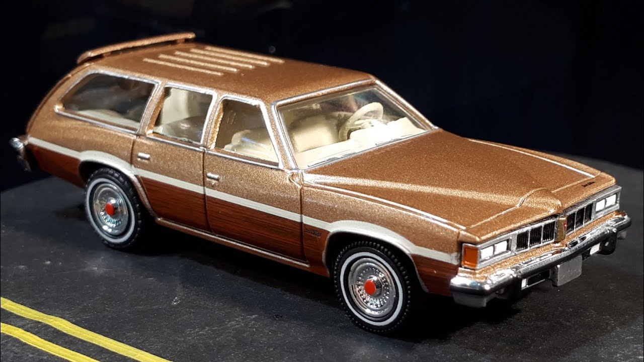 1/64 Pontiac Grand LeMans Estate Safari wagon 1976 by Greenlight