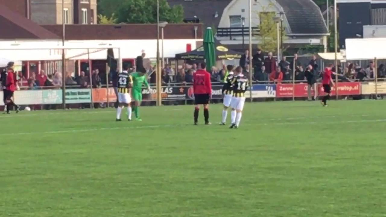Piet Velthuizen  maakt goal