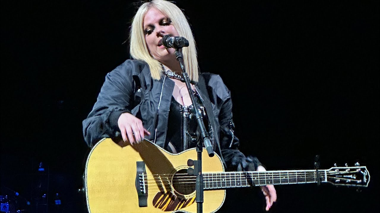 Avril Lavigne - Nobody&rsquo;s Home live in Padova Italy 04/23/2023 ​⁠