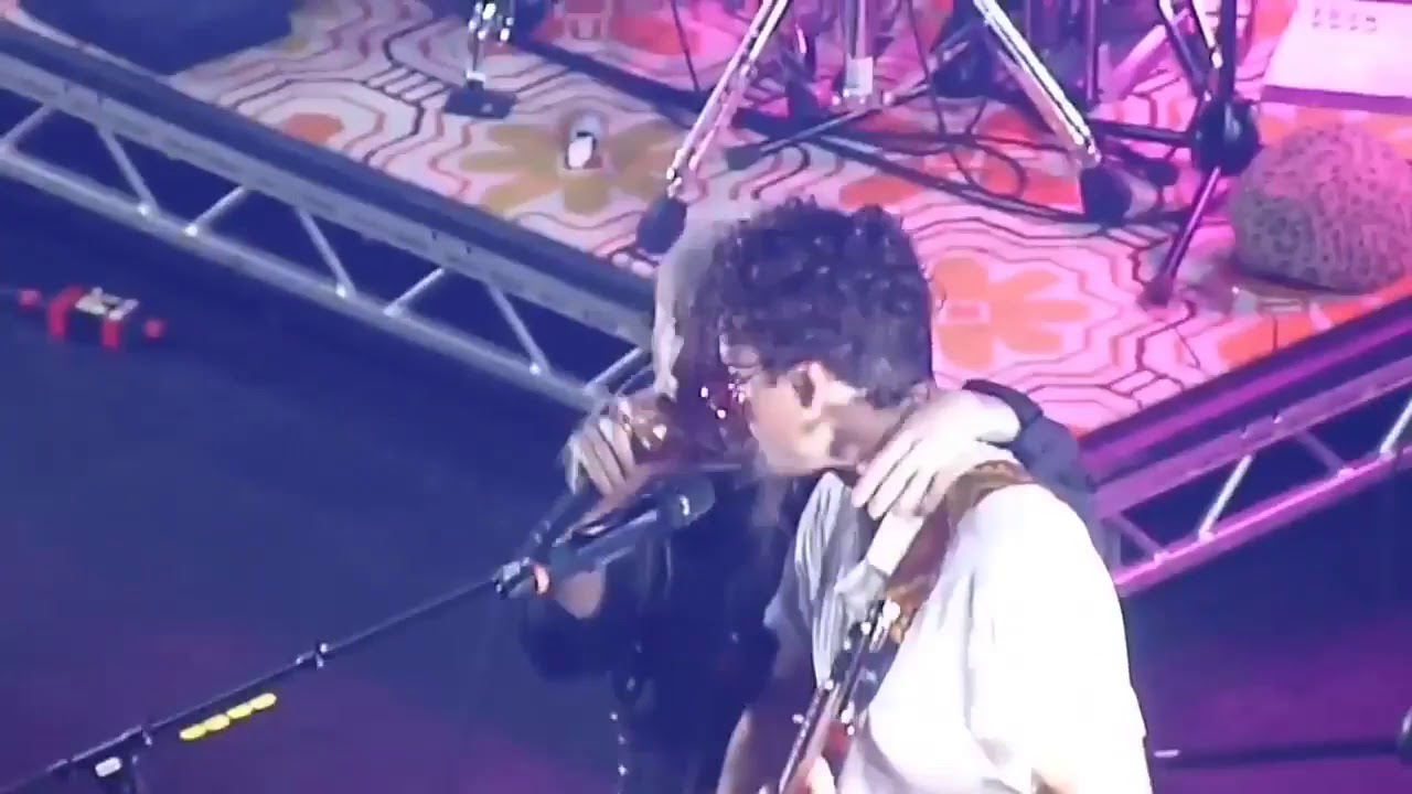 Paramore - Taylor and Hayley doing their thing during Hard Times