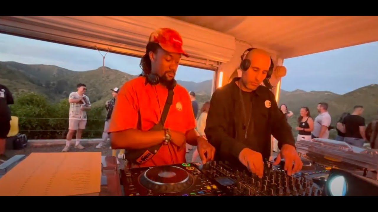 Badcat.fm 002 - Calearic Sunsets