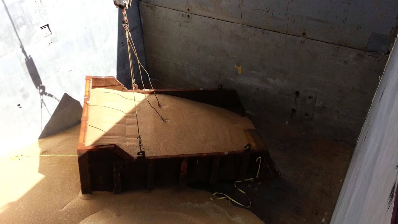 Chargement Blé sur le MV MALENA a Basse Terre le 11 janvier 2014 (dans le bateau)