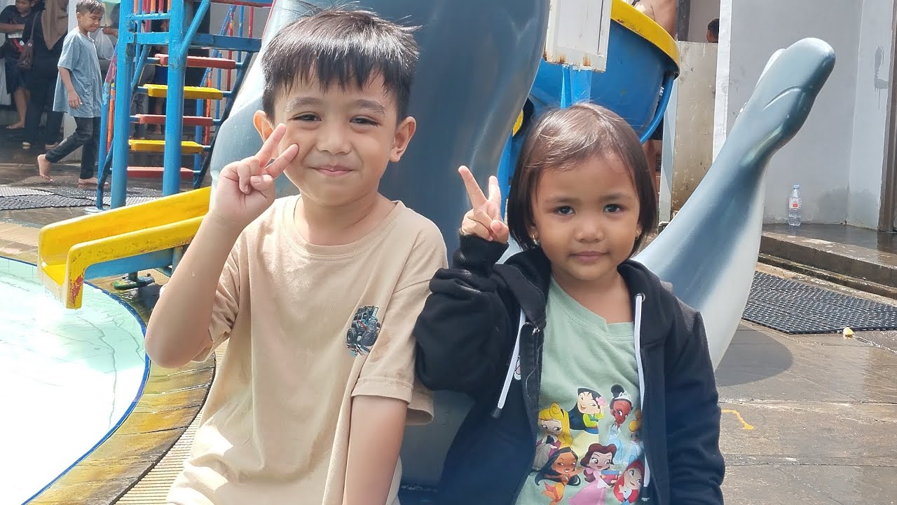 Nuha berenang bersama bilal